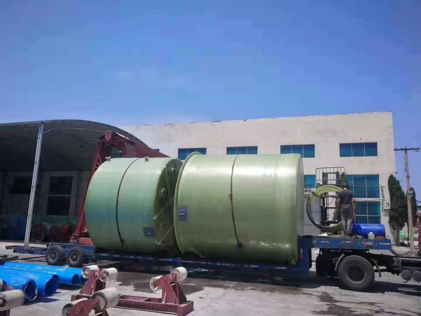 玻璃鋼儲罐具有良好的耐候性能-適應各種氣候條件-長期保持穩(wěn)定性能